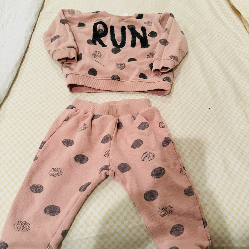 Zara toddler girl Jogger set. Super cute set. Size is 2/3